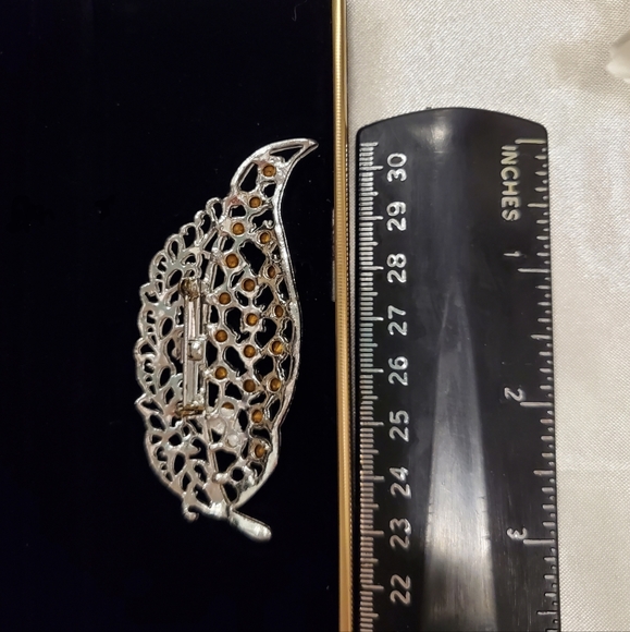 Vintage Jewelry Brooch Leaf With Rhinestones Filigree - Picture 5 of 5